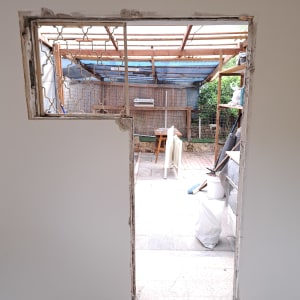 מסגרת אלומיניום בחלון עם סורגים