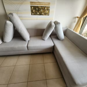 ספות עם כריות מורמות לניקוי