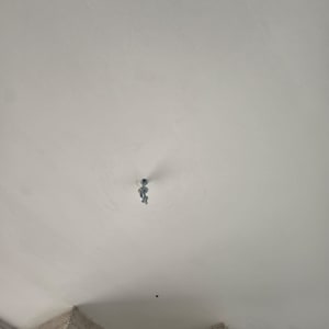 תקרה עם וו מתכת לתלייה