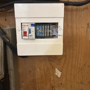 לוח חשמל עם מפסקים וחוטים