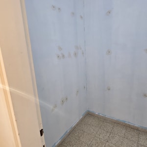 קירות צבועים בחדר עם תיקוני צבע