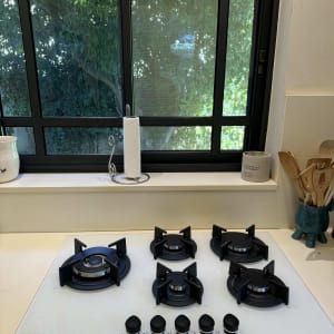 כיריים גז עם חמישה מבערים וכפתורי שליטה