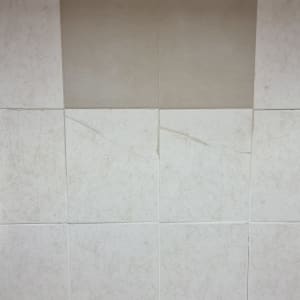 אריחי קרמיקה עם סדקים ושקע חשמלי