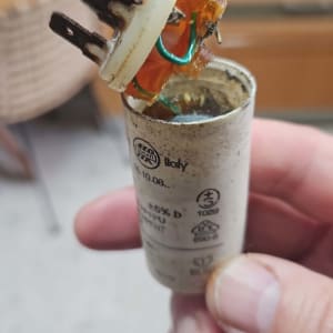 רכיב חשמלי עם חוטים ירוקים ומחבר מתכת