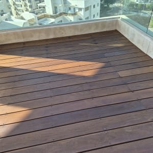 רצפת עץ במרפסת עם נוף עירוני