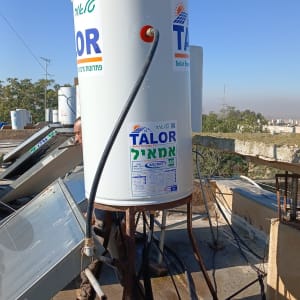 דוד שמש מותקן על גג עם לוחות סולאריים