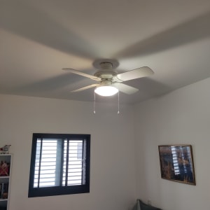 מאוורר תקרה עם תאורה דולקת בחדר