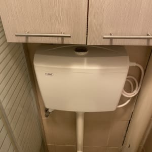 ניאגרה, צינור מים, ארון עץ, שירותים