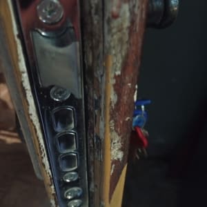 מנעול דלת עם מפתח תלוי