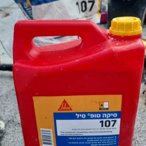 מיכל אדום עם תווית סיקה טופ סיל 107