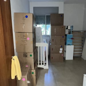 ארגזים מסודרים בחדר עם מיטת תינוק