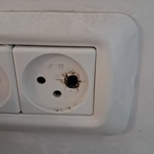 שקע חשמלי עם סימני שריפה