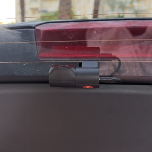 מצלמת רכב מותקנת על חלון אחורי