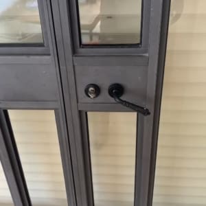 דלת עם מנעול וידית מתכת