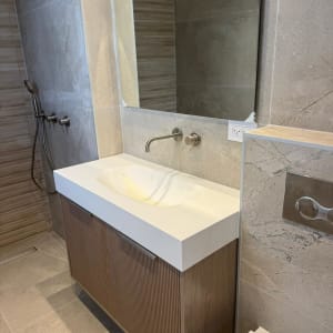 חדר אמבטיה עם כיור ומראה, עיצוב מודרני