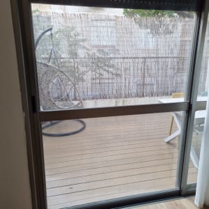 חלון אלומיניום עם מסגרת אפורה