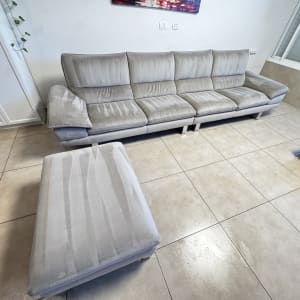 ספה וכורסה בחדר נקי ומסודר