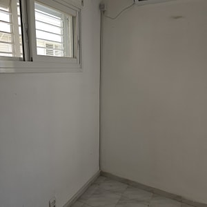 שקע חשמל על קיר ליד מזגן