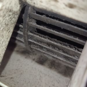 תמונה של חלק פנימי של מזגן עם לכלוך ואבק