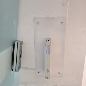 מנעול מגנטי מותקן על דלת מתכת