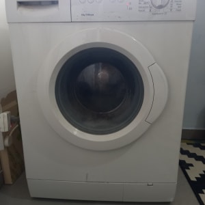 מכונת כביסה בוש עם כפתורים ותצוגה דיגיטלית