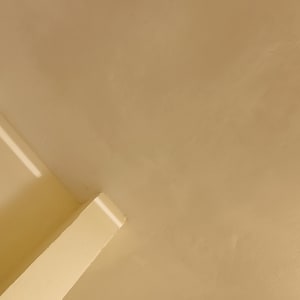 תקרה צבועה בגוון בהיר עם קורה בולטת