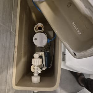 מיכל הדחה עם חלקים פנימיים וצינור מים