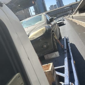 רכב נגרר על גרר בכביש מהיר