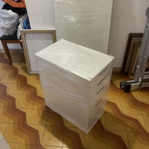 רהיטים עטופים בניילון על רצפה צבעונית