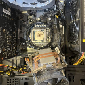 לוח אם עם מעבד, כרטיס גרפי ומאוורר במחשב