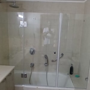 מקלחת עם דלת זכוכית ואביזרי רחצה