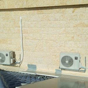 יחידות מיזוג אוויר מותקנות על קיר חיצוני