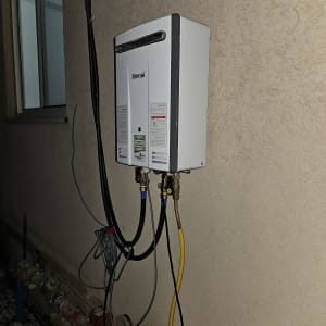 מחמם מים על קיר עם צינורות מחוברים