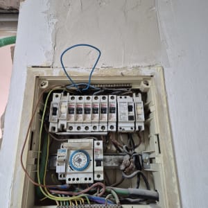 לוח חשמל עם חוטים ומפסקי חשמל