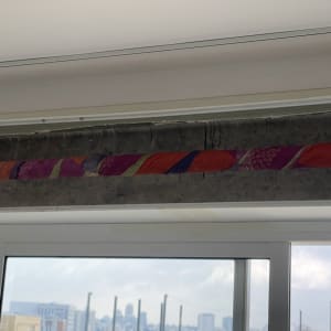 חלון עם מסגרת עליונה מעוטרת בצבעים שונים