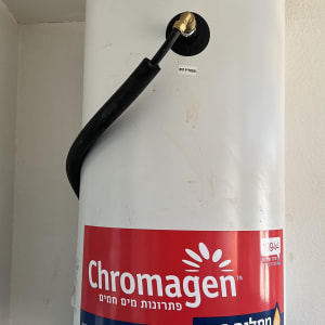 דוד שמש כרומגן עם צינור מחובר למעלה