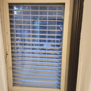 חלון זכוכית עם תריסים אופקיים