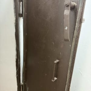 דלת מתכת עם ידית ומנעול