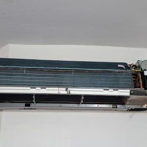 יחידת מיזוג אוויר מותקנת על קיר לבן