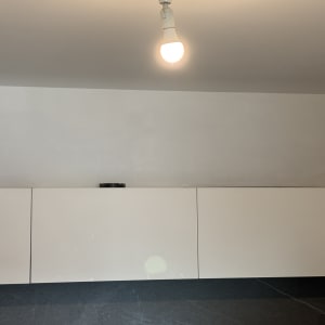 ארון מטבח עם תאורה עליונה