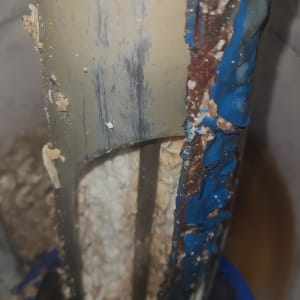 חלק פנימי של דוד שמש עם חלודה ונזק