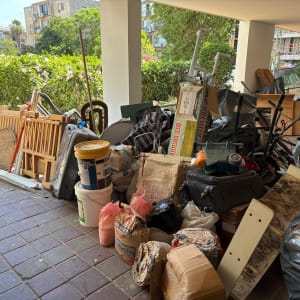 ערימת חפצים וכלים שונים מתחת למבנה