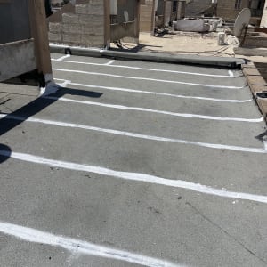 גג עם איטום קווים לבנים