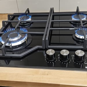 כיריים גז עם להבות כחולות במטבח ביתי