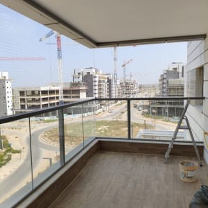 מרפסת עם רשת למניעת כניסת יונים