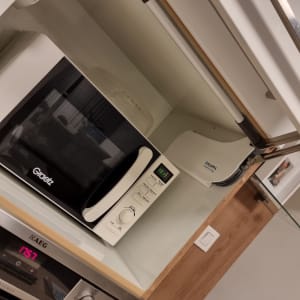 מיקרוגל ומדף עם מנגנון פתיחה