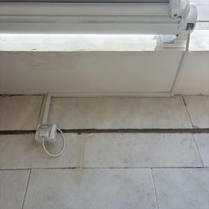 מתקן חשמלי מותקן על קיר חיצוני