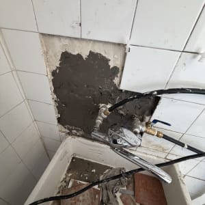 תיקון קיר עם אריחים וכלים סניטריים