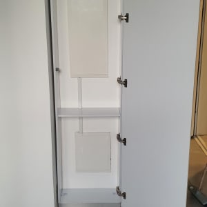 ארון פתוח עם מדפים ודלתות צירים