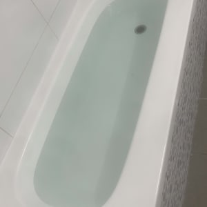 אמבטיה לבנה עם מים, אריחי קיר ורצפה